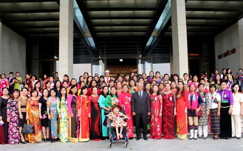 Встреча с участниками съезда патриотических соревнований Союза вьетнамских женщин - ảnh 1